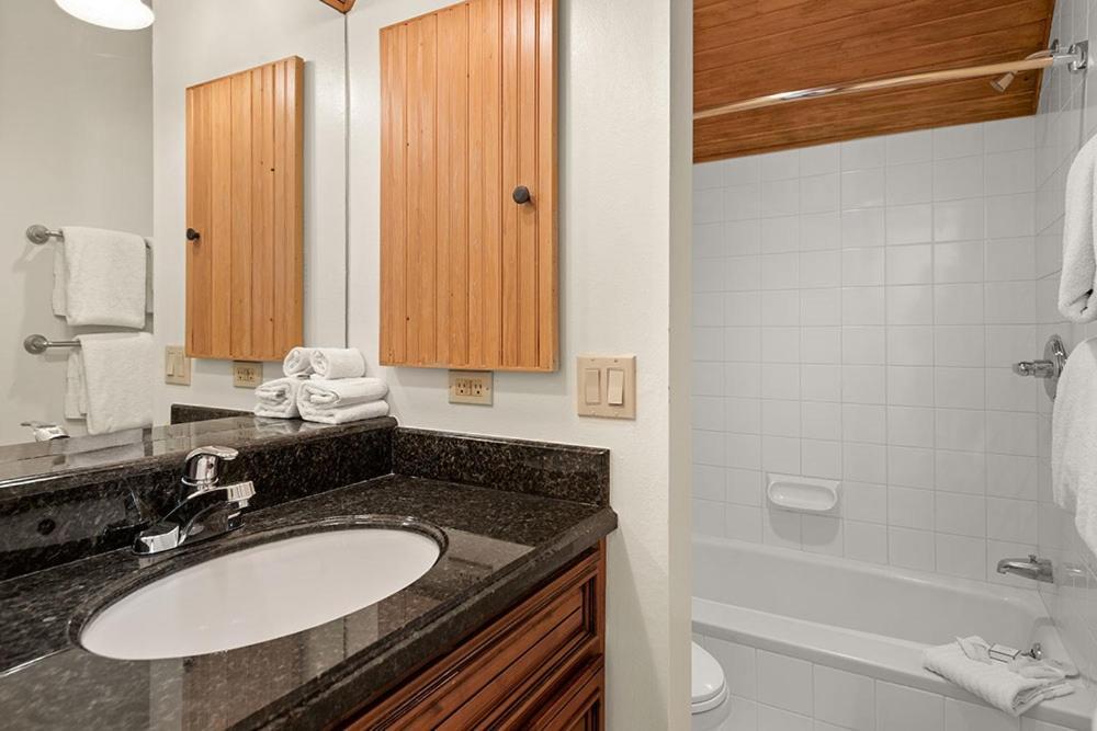 Independence Square Unit 313, Downtown Hotel Room In Aspen With Rooftop Hot Tub Exterior photo