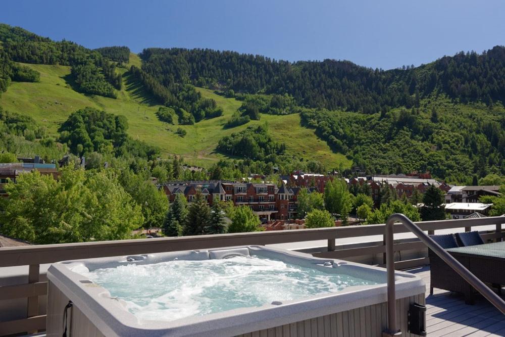 Independence Square Unit 313, Downtown Hotel Room In Aspen With Rooftop Hot Tub Exterior photo